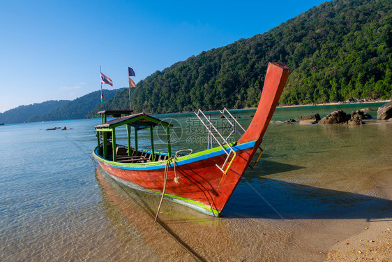 海岸放松蓝色的泰国素林岛美丽的热带海滨上长途船泰国素林岛图片