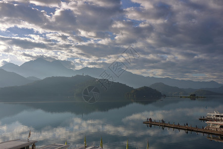 太阳月球湖的景象客轮在众多码头等待着采取全景树木图片