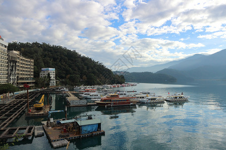 假期景观旅行太阳月球湖的景象客轮在众多码头等待着图片