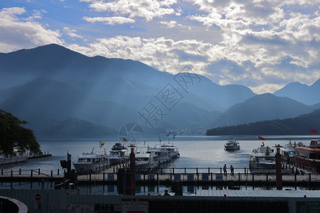 太阳月球湖的景象客轮在众多码头等待着旅游海岸线移动图片