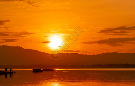 水库高山上美丽的日出天空水库的人在风景河边用钓鱼棒捕在橙色日出的天上清晨有银色的月光闲暇亚洲爱好图片