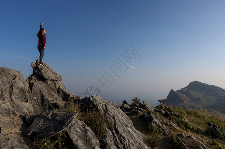 爬坡道亚洲站在岩石顶端的女游客DoiPhaTang旅游点Sunset景点美丽清Rairsqopos隐藏天堂泰国DoiTang日落图片