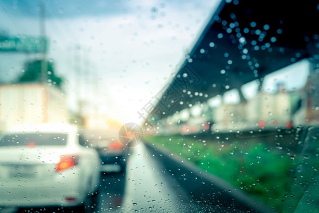沥青街道雨天Windshield车窗玻璃挡风屏幕上有雨滴的车窗季交通堵塞暴风日天气恶劣乘车旅行路途程下雨图片
