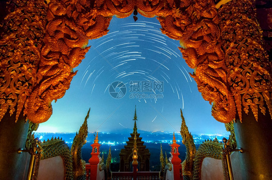 晚上在泰国南邦府湄寺的那加纳迦雕像晚上在天空放着星尾崇拜省帕图片