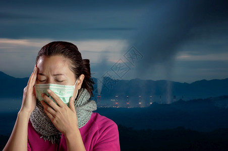 亚洲妇女佩戴面罩防止空气污染和工业人民空气中的本底烟雾以及空气污染亚洲妇女佩戴面具防止空气污染生态咳嗽工业的图片