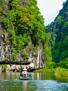 静地在和平坦姆科克河上游行越南宁平NinhBinh生态美丽环境图片