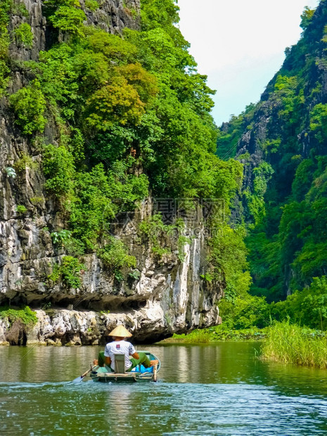 静地在和平坦姆科克河上游行越南宁平NinhBinh生态美丽环境图片