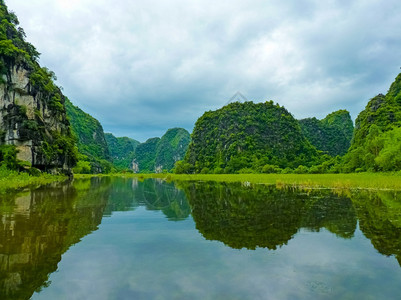 景观平静的地在和平坦姆科克河上游行越南宁平NinhBinh游客图片