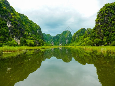 户外平静的热带地在和平坦姆科克河上游行越南宁平NinhBinh图片