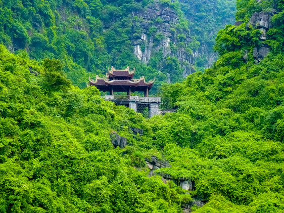 自然户外静地在和平坦姆科克河上游行越南宁平NinhBinh骑图片