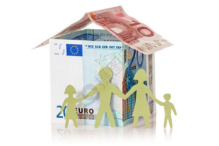 住房经济家人和他们的欧元屋用白底钞票制成债务图片