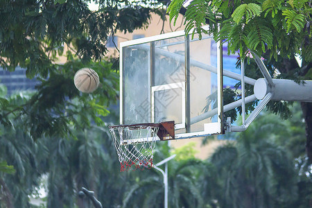 竞赛空的法庭篮球在框上投图片