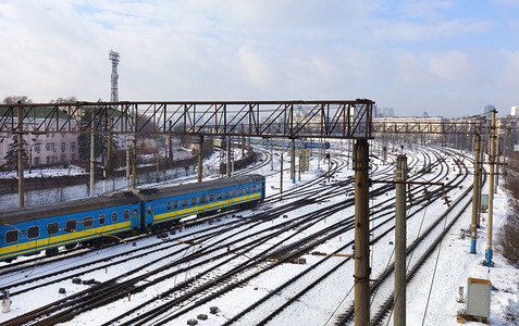 金属在城市景观的背下从上面看火车站冬季的旅客铁路货在冬季的铁路轨道上行驶在城市景观的背下货运力量图片