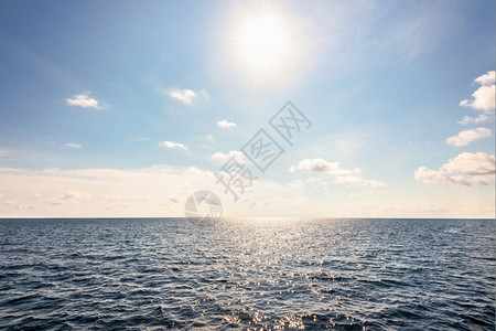 中间夏季在泰国PhangNga省MuKohSimilan公园的安达曼海中部洋上空蓝天美丽的太阳景色反射雅图片