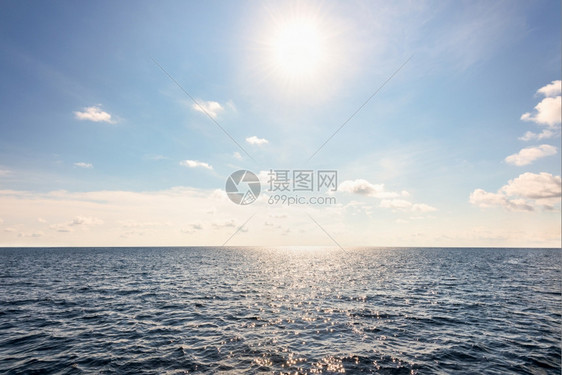 中间夏季在泰国PhangNga省MuKohSimilan公园的安达曼海中部洋上空蓝天美丽的太阳景色反射雅图片