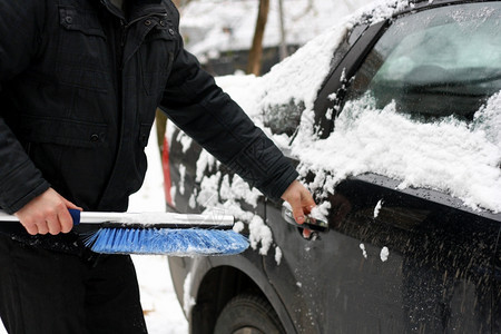 泥天刮刀在特殊的刷子帮助下清洁雪车男工在特别的刷子帮助下图片