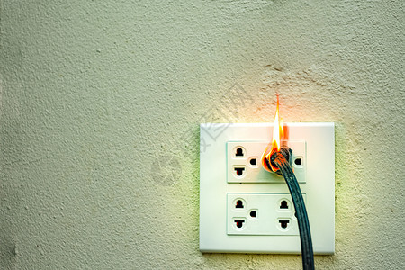 抽烟危险的着火电线插头座墙隔板电气短路故障导致电线烧毁安全图片