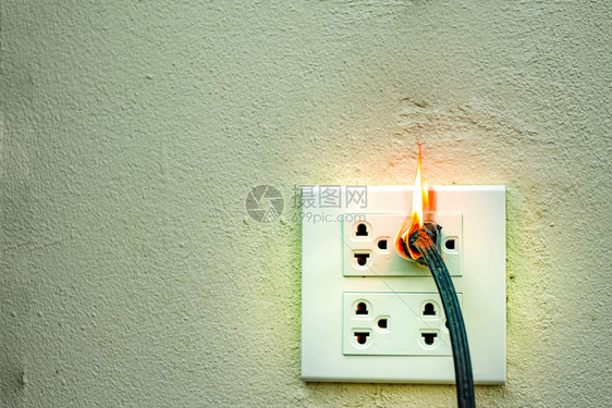 抽烟危险的着火电线插头座墙隔板电气短路故障导致电线烧毁安全图片
