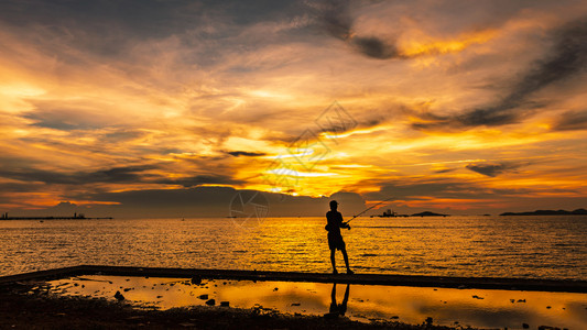 户外墙纸日落和浅金泰国岛上有渔夫双月光的浅色海前景运动背景图片