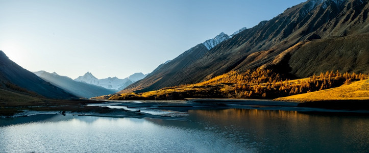 秋天阿尔泰山湖风光图片