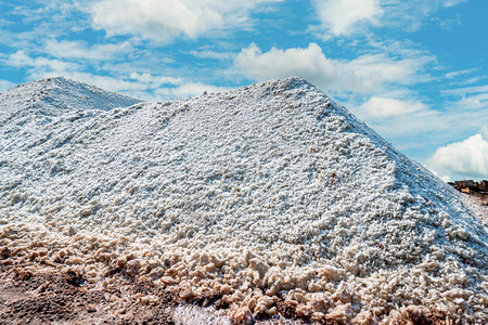 在泰国夏季旅行的Sandium氯化钠矿物质概念在盐工业海原料附近草堆的有机海水盐里蓝天和白云的咸盐养殖场过程土地旅游图片