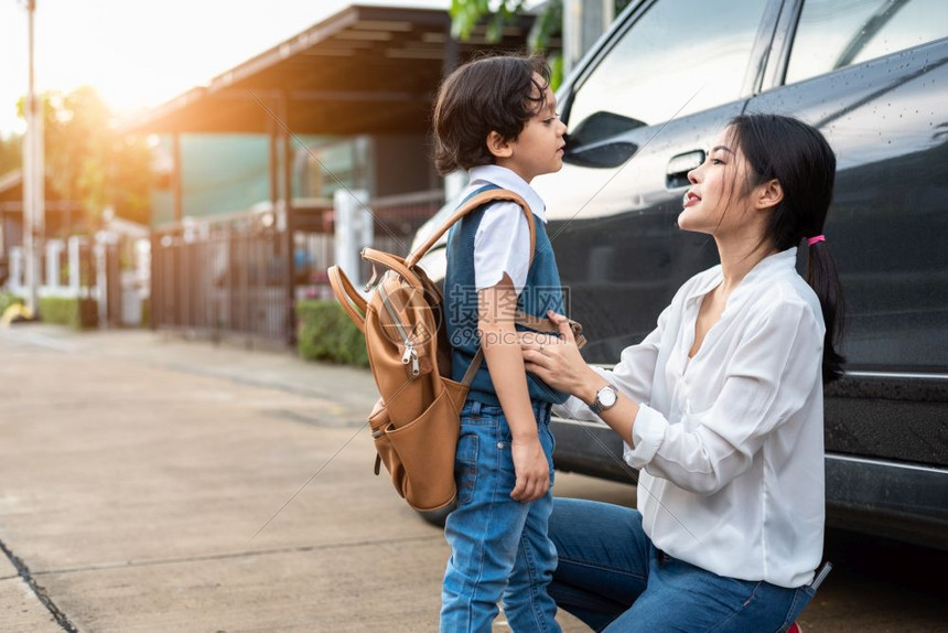 母亲准备送孩子回学校早上开车回家妈说上学前再见教育与返校概念HappyFamily学龄前生与教育笑声老师亚洲人爱图片