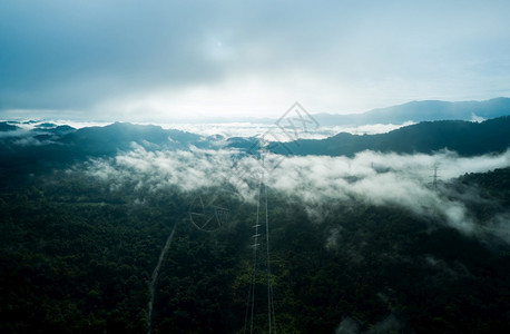 景观行业空中察高电压输塔或能传输雾中的电金柱山上Mamemohwhanang森林图片