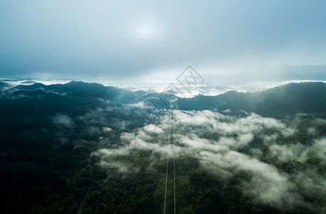 多雾路段甜的力量空中观察高电压输塔或能传输雾中的电金柱山上Mamemohwhanang图片