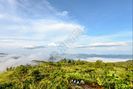 A泰国清莱省PhuChiFa森林公园冬季山云和雾的美丽风景中观光者在自然足迹上行走步于泰国清莱省PhuFa森林公园景观蒋图片