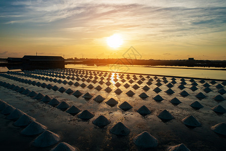 夏天国内日落盐养海生产风景美泰国SamutSachhon盐田的Sunset岛乡村的图片