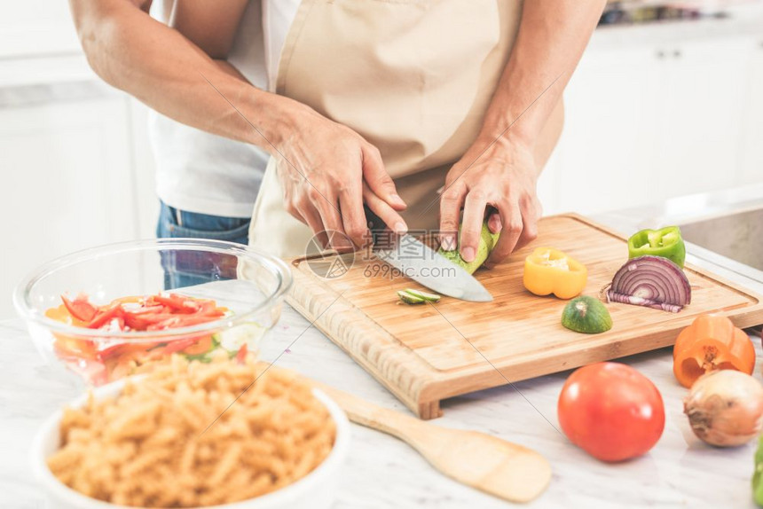 男人教女在节假日和蜜月中烹饪幸福的理念男人教女做饭男教女在假期和蜜月时做饭女士新鲜的恋人图片