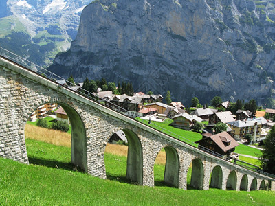 树小屋欧洲的瑞士著名滑雪度假胜地Muerren的山区铁路公图片