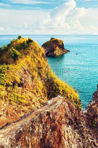 泻湖海浪泰国安达曼海岩石的空中观察图片