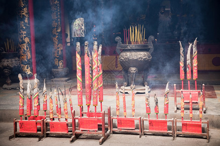 文化亚洲人充满着越南胡志明夏夜新年香的烟雾寺庙东图片