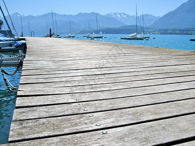 木制的林码头对瑞士通湖和阿尔卑斯山边水图片