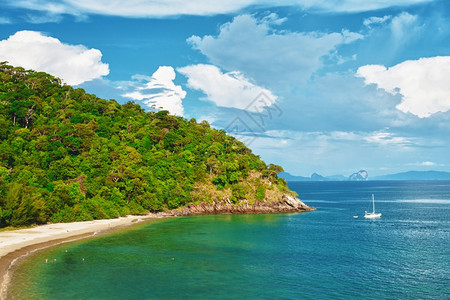 泰国安达曼海日落时游艇山风景自然图片