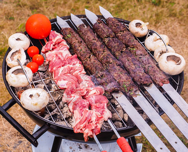 室外烤炉上的牛肉串图片