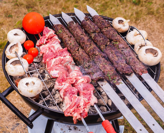 室外烤炉上的牛肉串图片