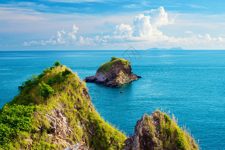 泰国安达曼海岩石的空中观察宁静海洋图片