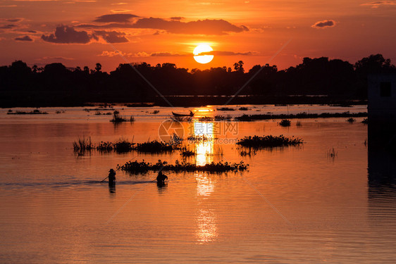 海自然缅甸曼德勒日落时在湖上捕鱼的男子天空图片