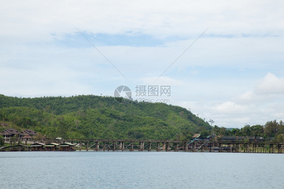 两个都横跨河流的木环桥背面和河两边的山峰人行天桥木头图片