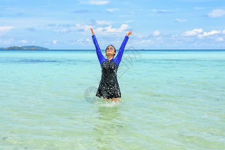 水利佩快乐的亚洲青少年女孩在泰国佐顿塔鲁陶家公园KoLipe岛游暑假泰国田东州Tarutao公园的KoLipe岛TaritooN图片