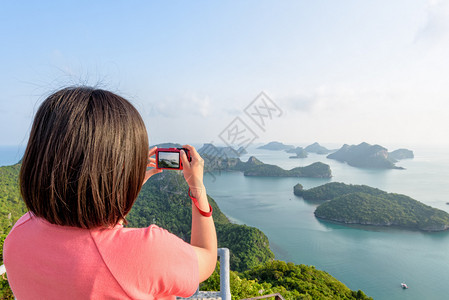 顶峰旅游摄影泰国素叻他尼穆高昂通海洋公园日出时山顶上的妇女拍照图片