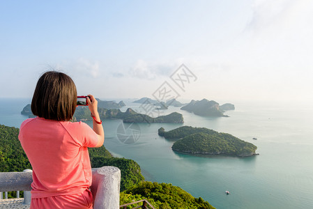 泰国素叻他尼穆高昂通海洋公园日出时山顶上的妇女拍照天空顶峰人们图片