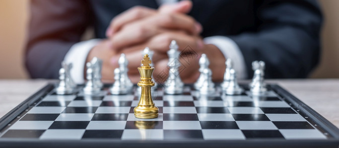 金子思维力量与拥有商业经理背景战略成功管理商业规划战术政治思想愿景和领导理念的象棋对手比王数字国际象棋王数字图片