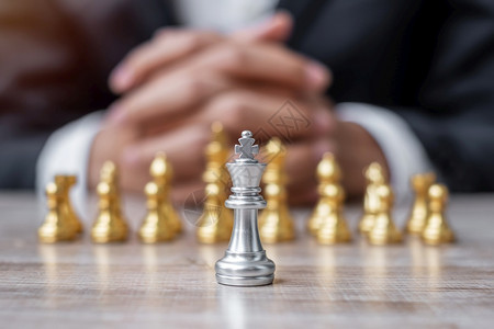 国王金子男人与拥有商业经理背景战略成功管理商业规划战术政治思想愿景和领导理念的象棋对手比王数字国际象棋王数字图片