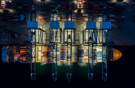 电梯夜景鸟瞰海港集装箱货物载船进出口业务物流货运输业务物流贸易港口和航运货物到港口最佳库存图片
