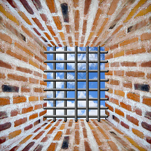 绝望监狱39太阳光束的红砖墙上窗户和栅栏光天空图片