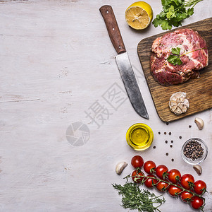 边界炙烤含有香料大蒜和草药柠檬黄油肉刀树枝上的西红柿黑胡椒薄片边境文字区以及木制生锈背景顶视图盐图片