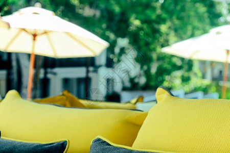 夏天房间在热带度假村紧贴黄织物沙发和坐垫汗图片